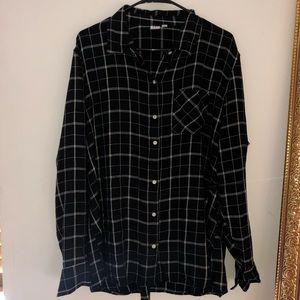 Gap black and white plaid button up long sleeve shirt